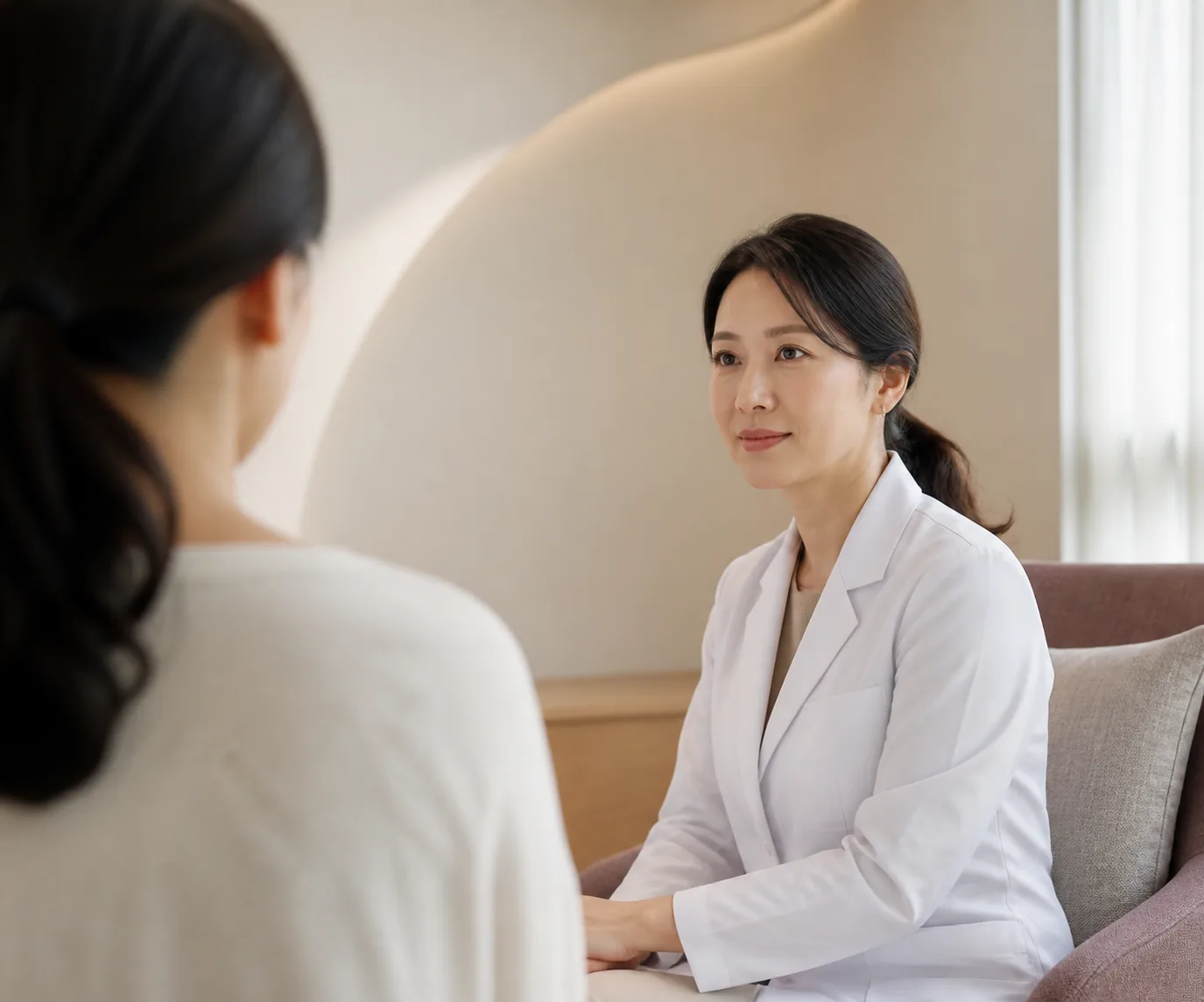 성인 내담자의 이야기를 듣는 가상의 여성 의료진