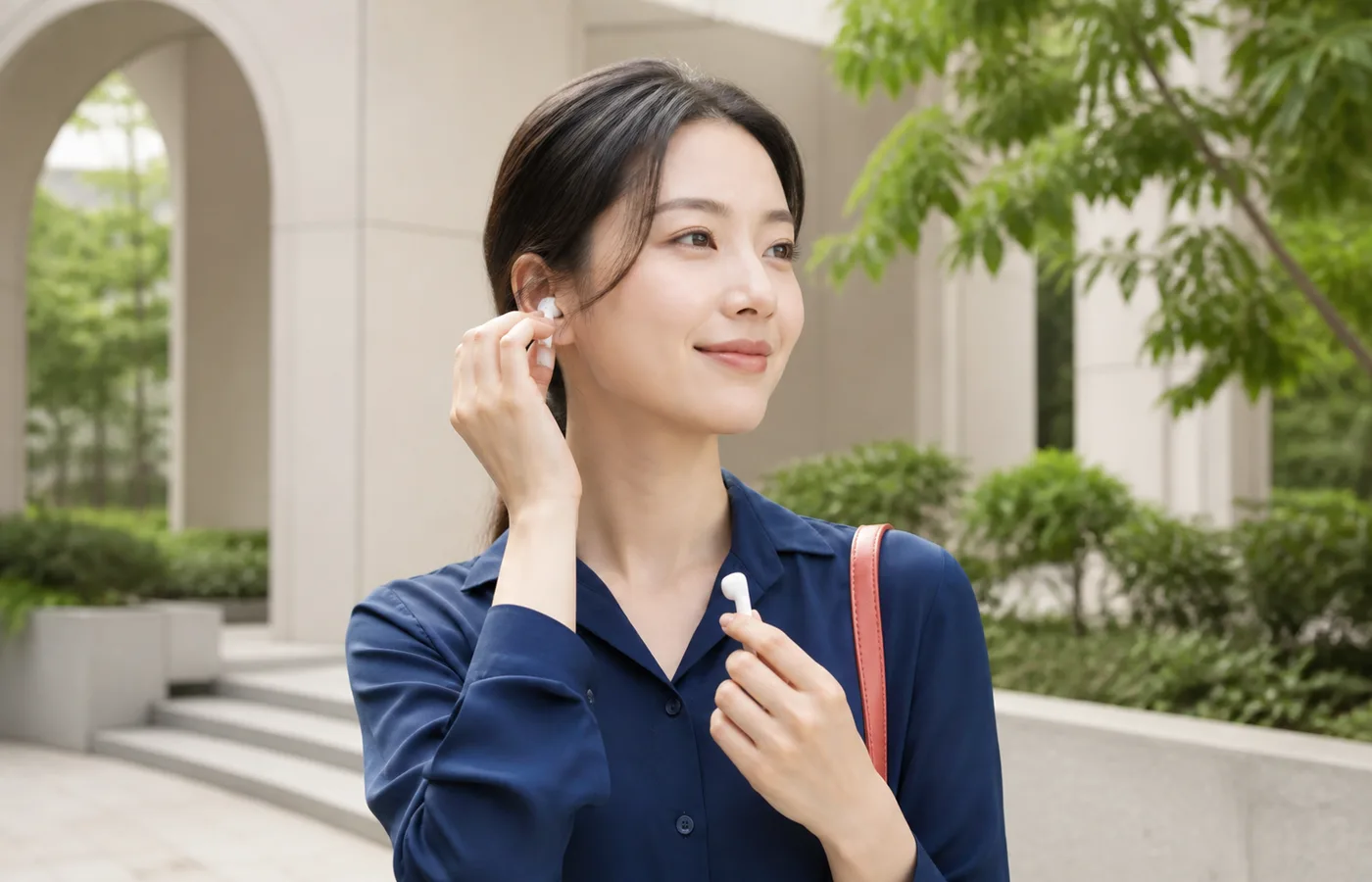 이어폰을 빼고 주변의 소리에 집중하는 가상의 한국인 여성