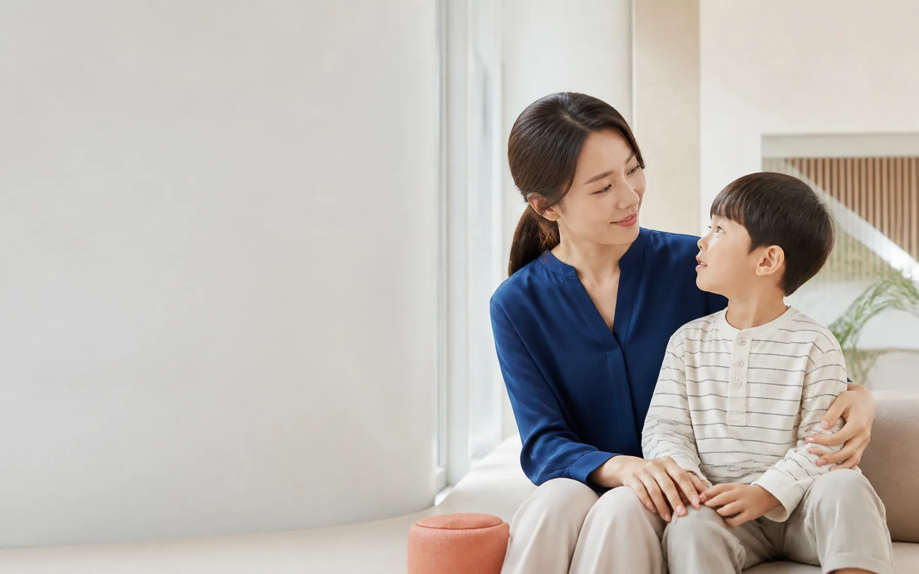 밝은 공간에서 서로의 목소리를 듣는 가상의 한국인 보호자와 아이
