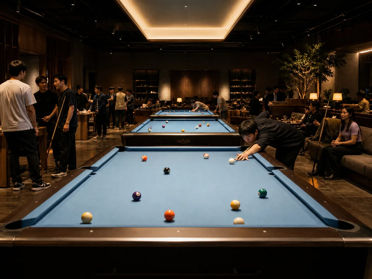 여러 테이블이 이어진 COMMON HALL