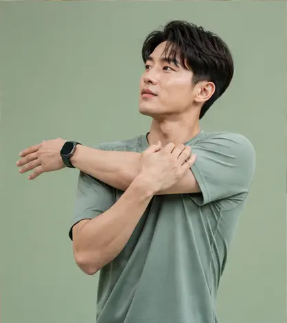 운동 뒤 스트레칭하는 남성