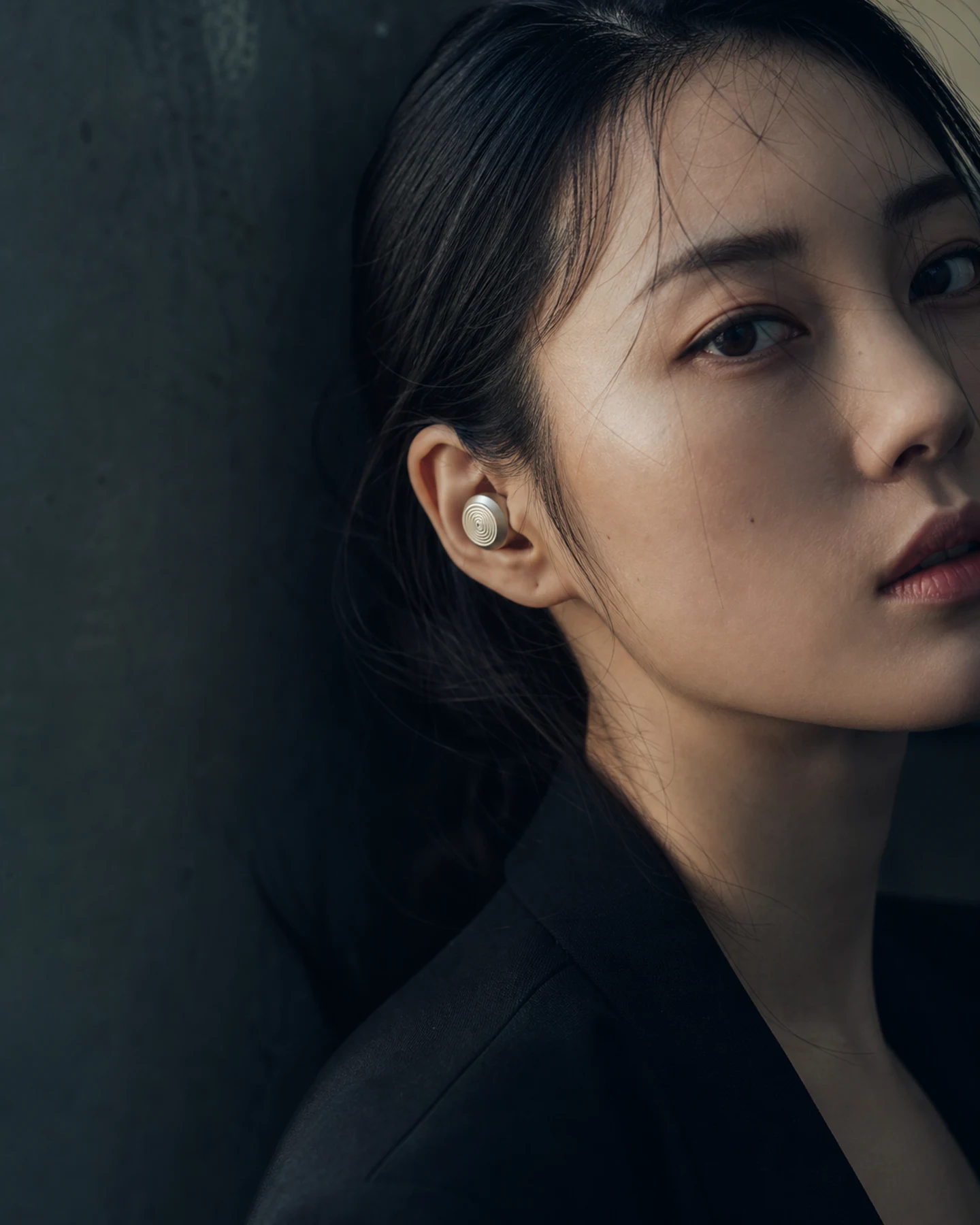 LUME 이어 디바이스를 착용한 인물