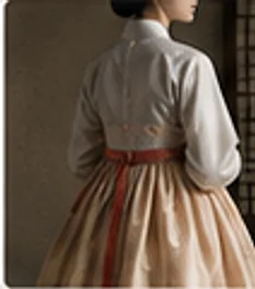 아이보리 저고리 뒤태와 붉은 허리끈, 살구빛 치마