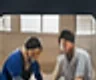 교육장에서 마네킹을 두고 응급처치 실습을 하는 수강생들