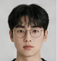 각진형 얼굴에 둥근 안경테를 쓴 착용 컷