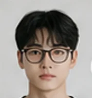 역삼각형 얼굴에 두꺼운 뿔테 안경을 쓴 착용 컷
