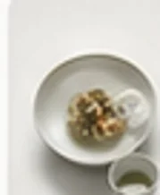 청자 그릇에 담은 요리와 찻잔