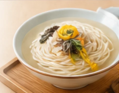 나무 쟁반에 올린 소담국수 잔치국수 한 그릇